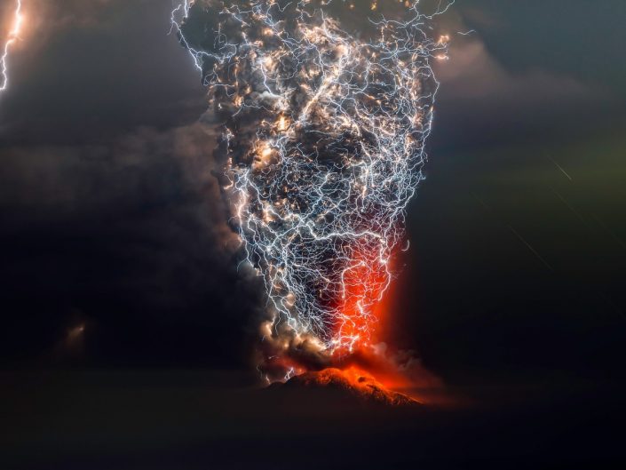 Stunning Professional Photography by Francisco Negroni of Volcano Calbuco Eruption in Chile during the night among the Lightning Storm